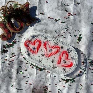 🎄Festive Resin Heart-Shaped Candy Cane Tray